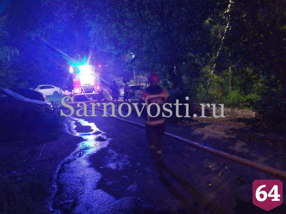 Пожарные ночью отбивали от огня Первомайский поселок 