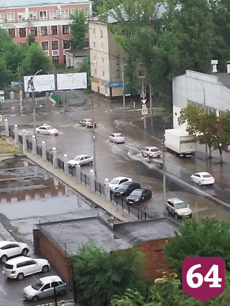 Короткий ливень затопил улицы Саратова