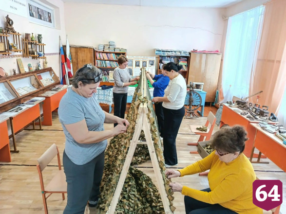 В саратовских селах плетут маскировочные сети для СВО