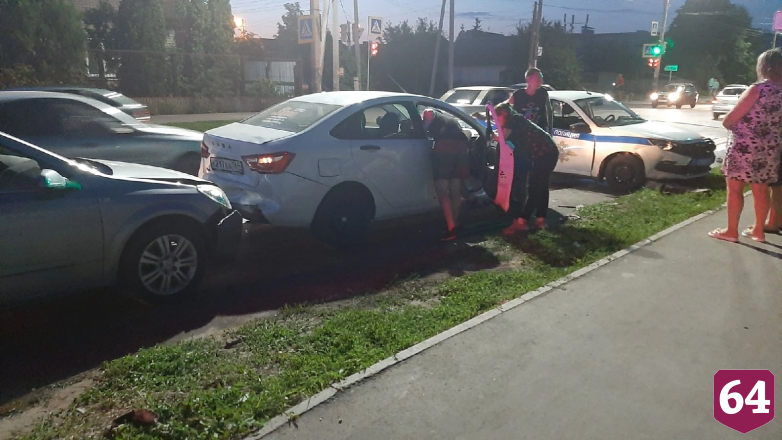 Под Саратовом произошла массовая авария с полицейской машиной