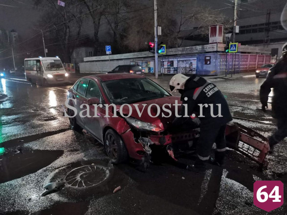 В ДТП у саратовского драмтеатра пострадал неизвестный