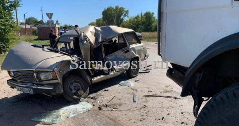 В аварии с автокраном под Саратовом погибла женщина