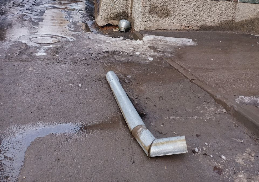 В центре Саратова на тротуар рухнула водосточная труба 