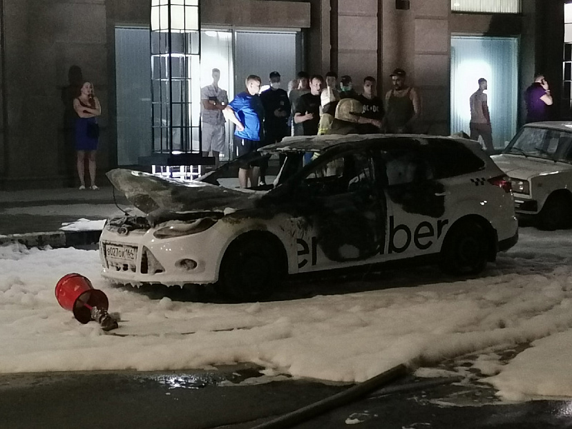 В центре Саратова сгорело такси