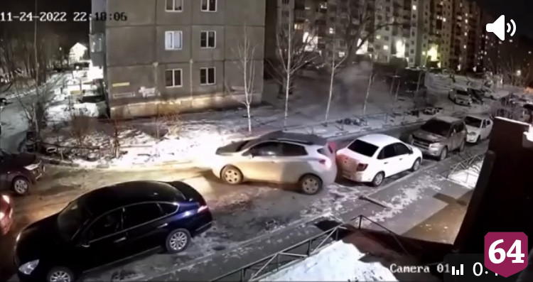 Автоледи разбила две машины при парковке в Саратове