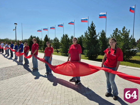 Саратовцы развернули 100-метровый триколор в Парке покорителей космоса