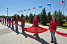 Саратовцы развернули 100-метровый триколор в Парке покорителей космоса