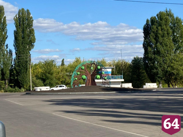 Губернатор проверил городские скверы и подарил ребенку часы