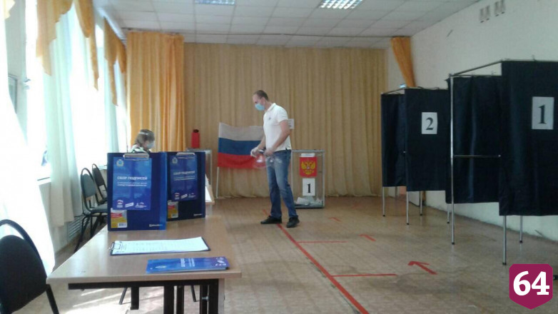 Саратовцы спешат голосовать по Конституции до отъезда за город