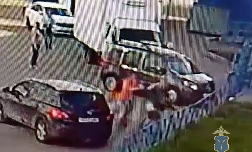 Драка саратовцев из-за девушки на парковке попала на видео
