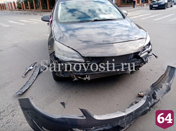 Свадебные кортежи попали в массовую аварию в центре Саратова