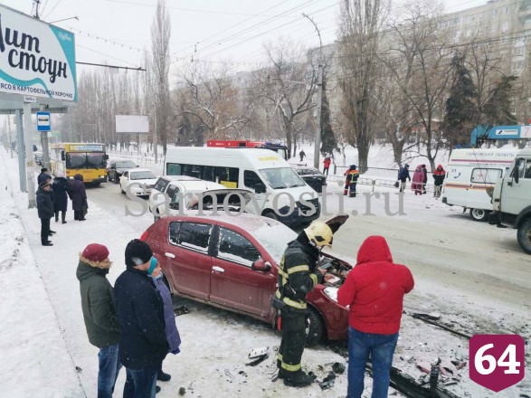 В массовом ДТП на 1-й Дачной пострадал водитель легковушки