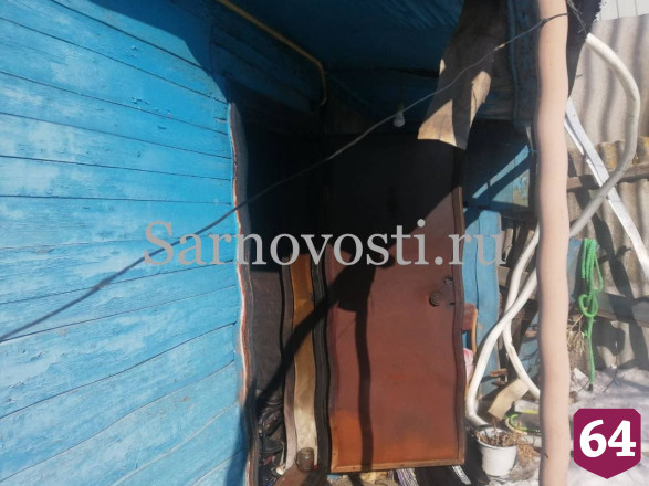 В Саратове пожарные тушили полыхающий частный дом