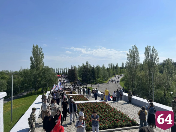 Тысячи саратовцев пришли в День Победы к мемориалу «Журавли» 