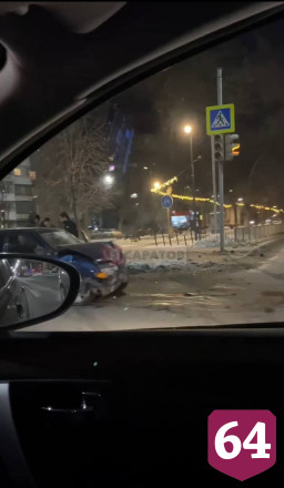 Кроссовер вылетел на тротуар после ДТП в центре Саратова