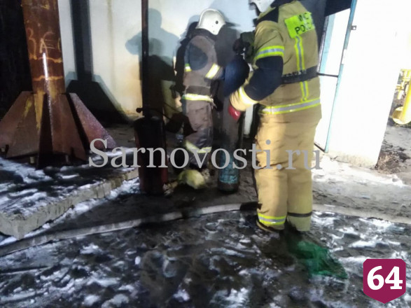 Из горящей котельной под Саратовом вынесли баллоны с газом