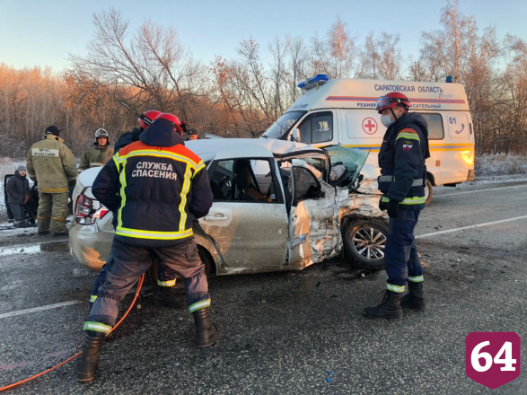 В массовом ДТП под Саратовом погиб пассажир легковушки