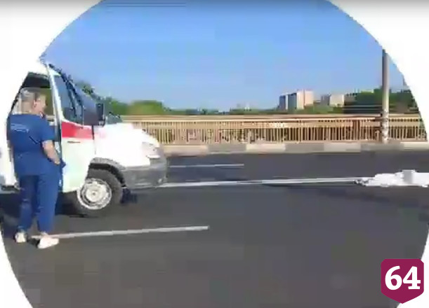 В Саратовской области на мосту сбили насмерть женщину