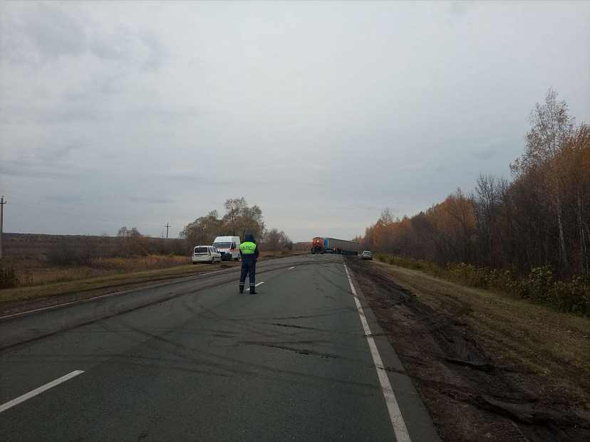 Грузовик перегородил движение на трассе под Саратовом 