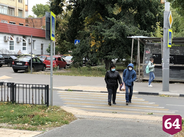 Жители Саратова начали носить маски в общественных местах