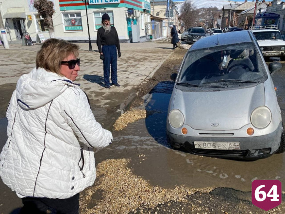 На пешеходной улице проваливаются автомобили и люди