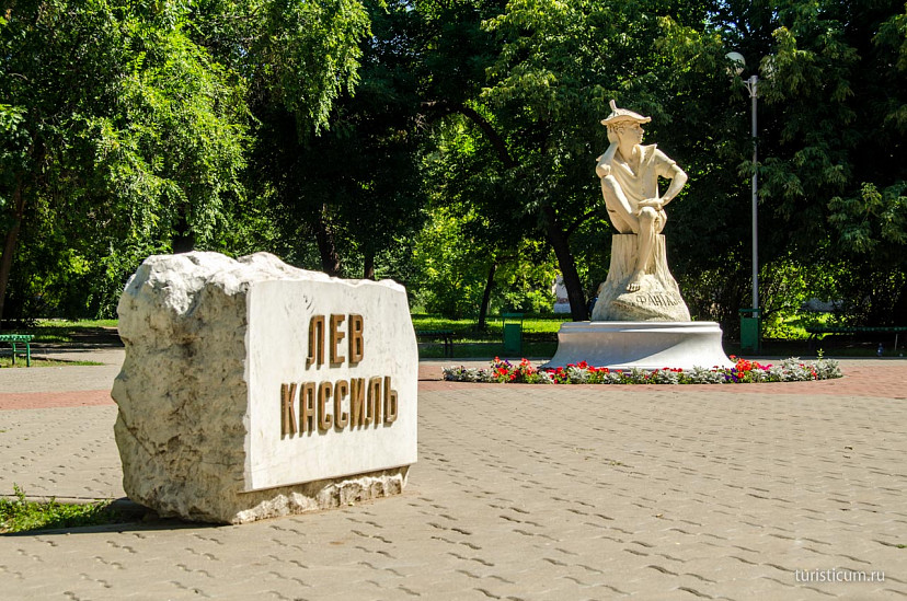 Новый городской сквер украсит необычный портрет писателя