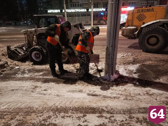 Снег в Саратове убирали 223 единицы техники