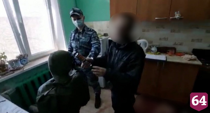 Рабочий захлебнулся кровью на кухне после нападения напарника с ножом