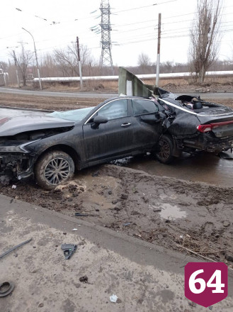 В Саратове автомобиль разорвало при ударе о столб