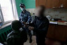 Рабочий захлебнулся кровью на кухне после нападения напарника с ножом