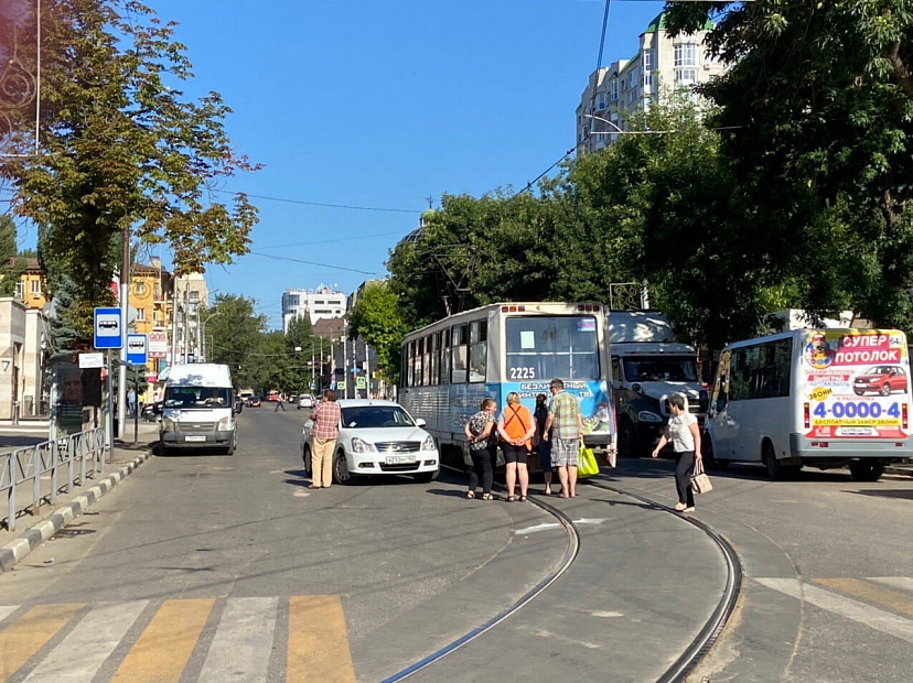В Саратове из-за ДТП в Мирном переулке встали трамваи