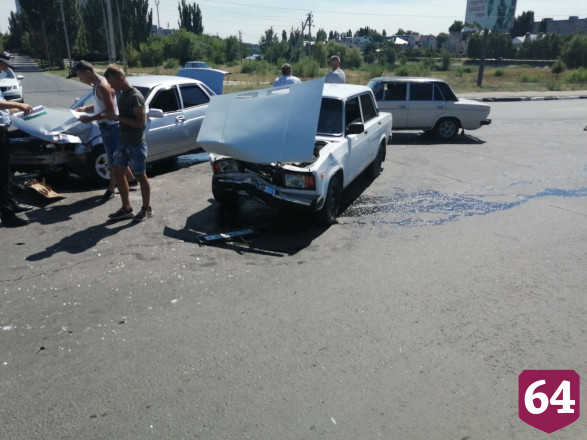 В столкновении легковушек под Саратовом покалечилась молодая девушка