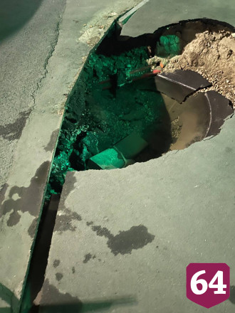 На тротуаре в центре Саратова нашли опасную яму 