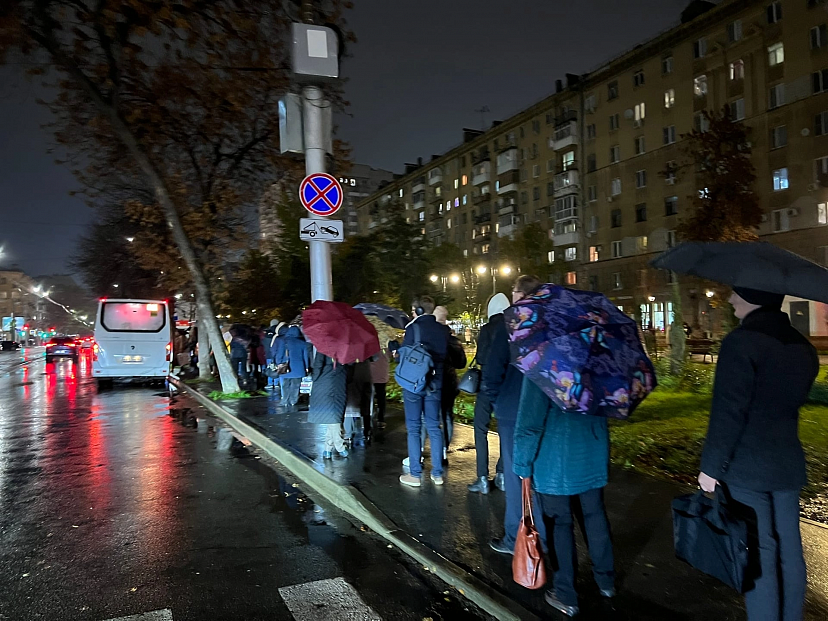 Саратовцев возмутила огромная очередь на маршрутку в дождь