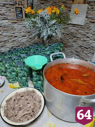 Саратовские хозяйки закрутили 55 банок кабачковой икры для бойцов спецоперации