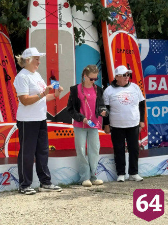 Саратовские пенсионерки в костюмах индейца и русалки участвовали в сап-карнавале 
