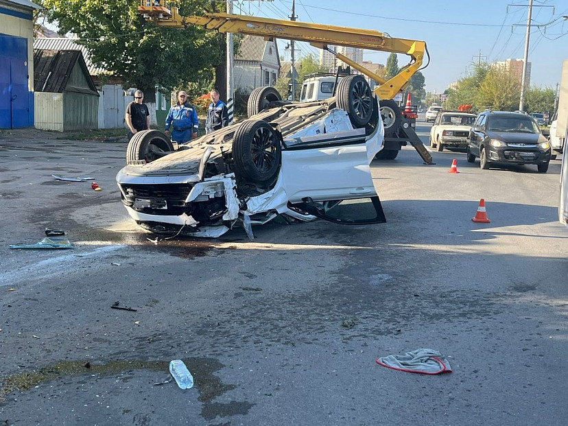 В Энгельсе иномарка при ДТП опрокинулась на крышу