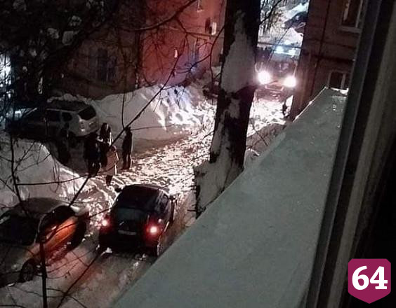 Сотрудника УК осудили за падение на женщину глыбы льда