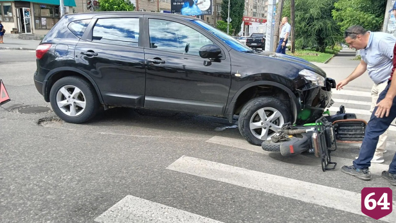 Курьер на электровелосипеде попал под иномарку в центре Саратова