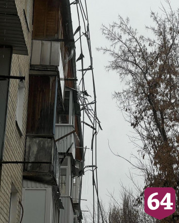 Саратовский двор после схода снега с крыши обещали расчистить 