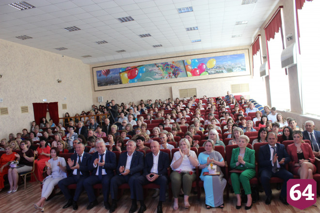 Сотрудники Энгельсского дома-интерната получили награды в профессиональный праздник