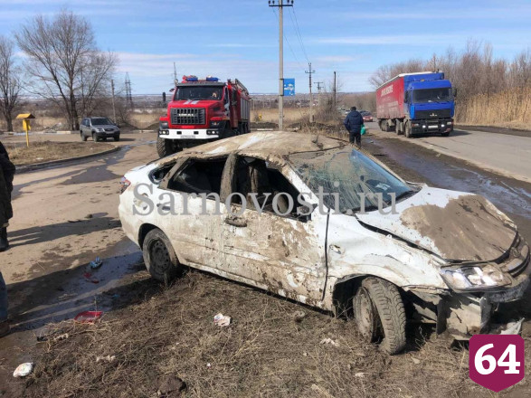 Автомобиль с 5-месячным ребенком опрокинулся на окраине Саратова 