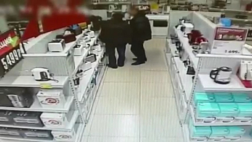 В Энгельсе рецидивист вынес из магазина тостер и попал на видео
