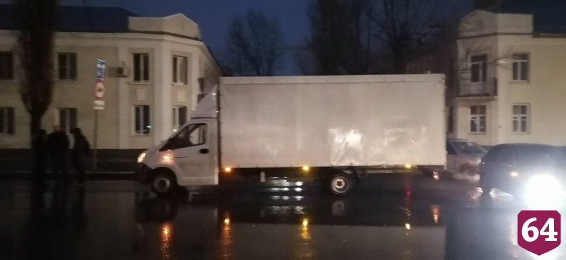 В Саратове мужчина угодил под колеса «Газели»