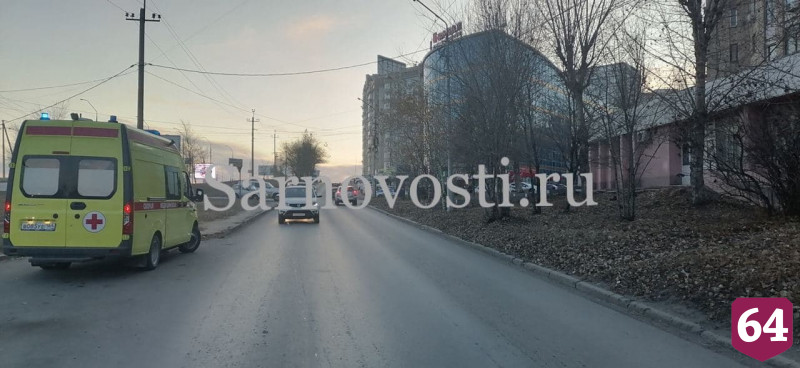 В Саратове мужчина попал в больницу после наезда иномарки