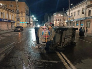 Две женщины пострадали в ДТП с перевернувшимся авто в центре Саратова