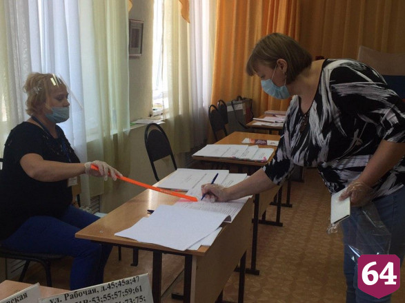 Саратовцы спешат голосовать по Конституции до отъезда за город