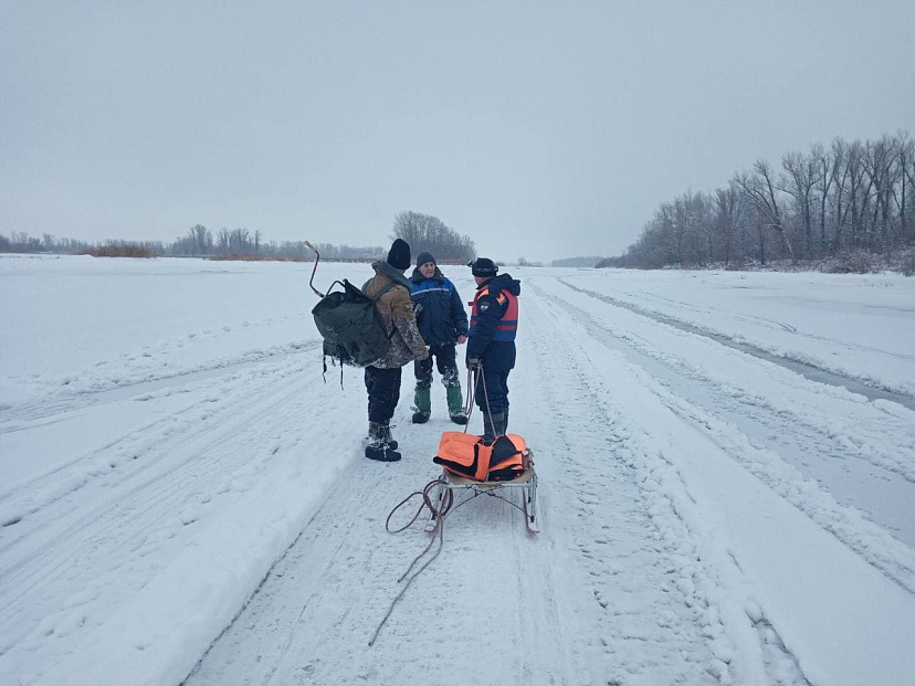 Спасатели эвакуировали на берег Волги рыбака с подвернутой ногой 