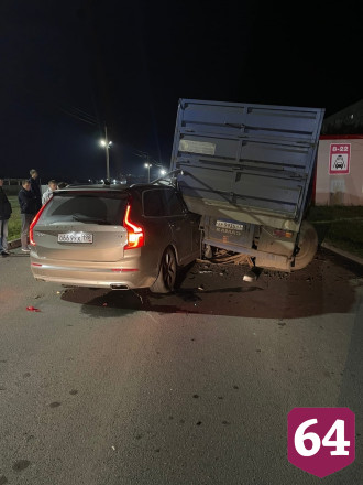 Во время тумана иномарка влетела под припаркованный грузовик