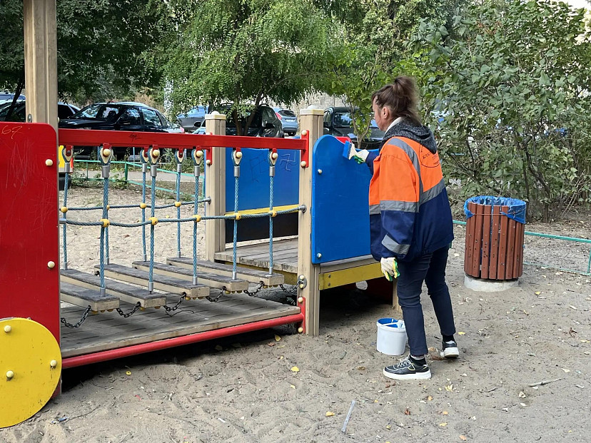 В сквере по просьбам саратовцев провели уборку и высадили деревья 
